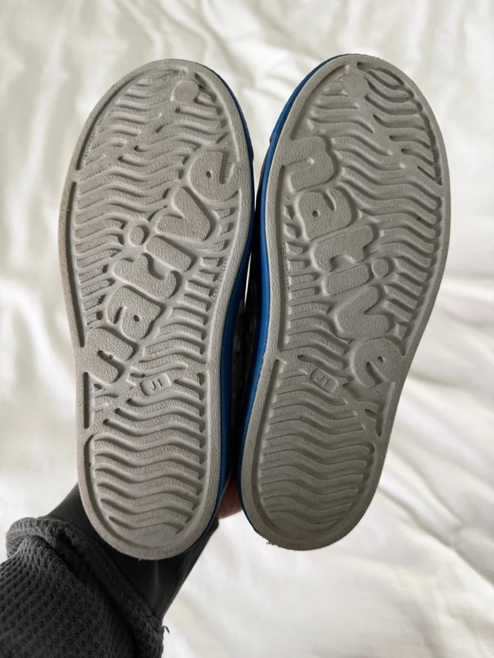 Native Kids Jefferson Slip-On Shoe in Gray with Blue Size J1 - Picture 5 of 10